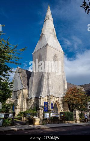 Église St Andrews Thornhill Square Londres. St Andrew's est l'église paroissiale de Barnsbury. Construit en 1854, la tour et le clocher couverts en cours de rénovation. Banque D'Images