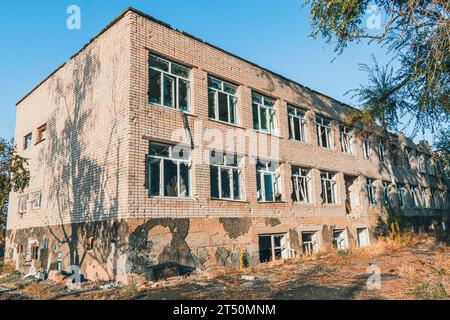 L'école a été endommagée par les bombardements. Guerre en Ukraine. Invasion russe de l'Ukraine. Destruction des infrastructures. Terreur des civils. Crimes de guerre Banque D'Images