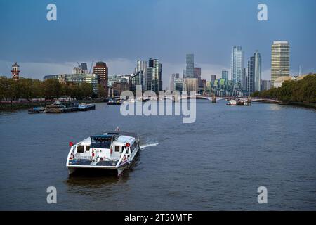Battersea & Nine Elms Development London. Vue en amont du pont de Westminster au développement Battersea et Nine Elms. Uber Boat London. Banque D'Images