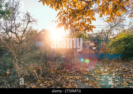 Campagne. La clôture d'une maison détruite par des bombardements d'artillerie. Guerre en Ukraine. Invasion russe de l'Ukraine. Terreur de la population civile Banque D'Images