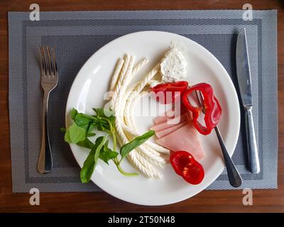Turkish Helix String fromage blanc avec des légumes sur une assiette avec fond en bois Banque D'Images