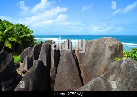 Paysage près de la plage de l'Anse Source d'argent. Île de la Digue, Océan Indien, Seychelles. Banque D'Images