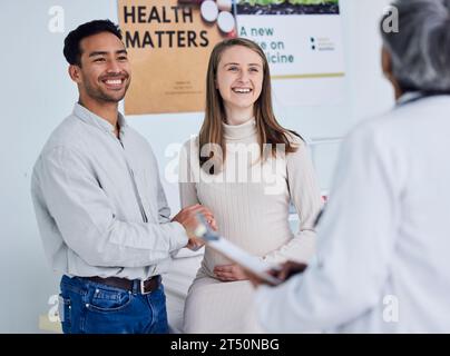 Famille, planification et couple enceinte avec médecin dans le bureau de consultation pour examen de santé. Grossesse, hôpital et personnes consultant en médecine féminine Banque D'Images