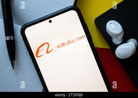 Pologne. 02 novembre 2023. Dans cette illustration photo un logo Alibaba vu affiché sur un smartphone. (Photo de Mateusz Slodkowski/SOPA Images/Sipa USA) *** strictement à des fins éditoriales *** crédit : SIPA USA/Alamy Live News Banque D'Images