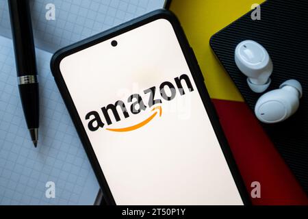 Pologne. 2 novembre 2023. Dans cette illustration photo un logo Amazon vu affiché sur un smartphone. (Image de crédit : © Mateusz Slodkowski/SOPA Images via ZUMA Press Wire) USAGE ÉDITORIAL SEULEMENT! Non destiné à UN USAGE commercial ! Banque D'Images