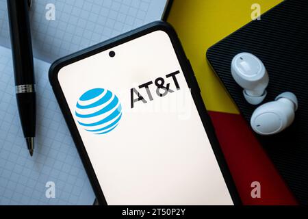 Pologne. 2 novembre 2023. Dans cette illustration photo, un logo AT&T vu affiché sur un smartphone. (Image de crédit : © Mateusz Slodkowski/SOPA Images via ZUMA Press Wire) USAGE ÉDITORIAL SEULEMENT! Non destiné à UN USAGE commercial ! Banque D'Images