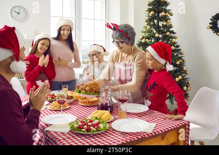 Joyeux Noël. Une famille heureuse dîne à la maison. Banque D'Images