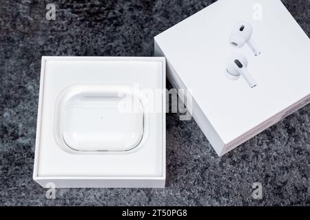 Jurmala, Lettonie - 21 09 2023 : Premier déballage des AirPods Pro 2e génération en boîte blanche. Banque D'Images