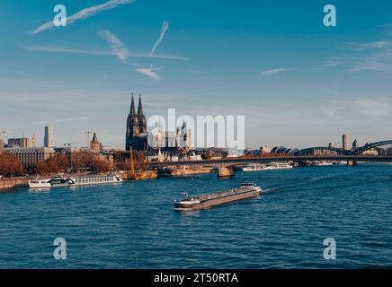 Vue matinale du centre-ville de Cologne et du Rhin depuis le pont Deutz Banque D'Images