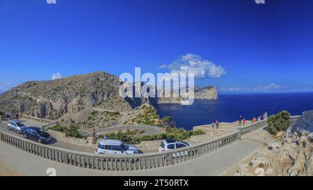 Vue panoramique du cap Formentor à Majorque photographiée à l'heure du déjeuner au soleil depuis la direction du phare en été 2014 Banque D'Images