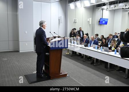 Washington, États-Unis d ' Amérique. 01 novembre 2023. Washington, États-Unis d ' Amérique. 01 novembre 2023. Jerome Powell, président de la Réserve fédérale américaine, écoute une question d'un journaliste lors d'une conférence de presse à la suite de la Federal Open Market Meeting qui s'est tenue à l'édifice de la Réserve fédérale, le 1 novembre 2023 à Washington, DC. Powell a suggéré que la Fed s’approchait de plus en plus de la fin de sa campagne de hausse des taux. Crédit : Britt Leckman/Réserve fédérale/Alamy Live News Banque D'Images