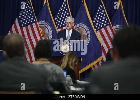 Washington, États-Unis d ' Amérique. 01 novembre 2023. Washington, États-Unis d ' Amérique. 01 novembre 2023. Jerome Powell, président de la Réserve fédérale américaine, écoute une question d'un journaliste lors d'une conférence de presse à la suite de la Federal Open Market Meeting qui s'est tenue à l'édifice de la Réserve fédérale, le 1 novembre 2023 à Washington, DC. Powell a suggéré que la Fed s’approchait de plus en plus de la fin de sa campagne de hausse des taux. Crédit : Britt Leckman/Réserve fédérale/Alamy Live News Banque D'Images