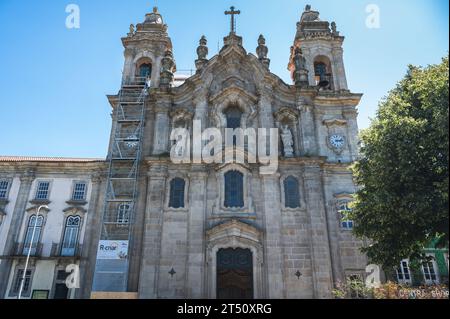 Braga, Portugal - juin 30 2023 : Belle façade de la cathédrale de Braga avec l'échafaudage, église catholique romaine dans le nord du Portugal, l'un des bâtiments les plus importants du pays, mise au point sélective Banque D'Images