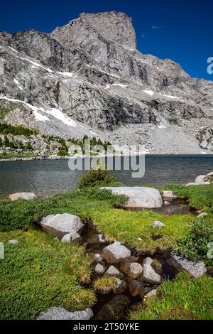 WY05572-00...WYOMING - Upper Bear Lake et Lizard Head Peak dans la nature sauvage Popo Agie de la chaîne Wind River. Banque D'Images