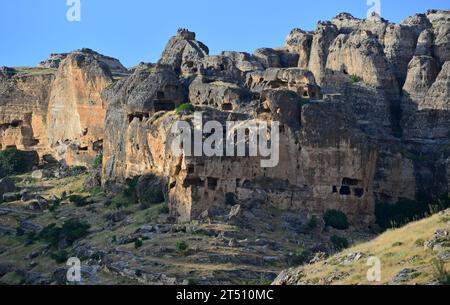 Les grottes de Hasuni, situées à Silvan, en Turquie, datent de l'époque antique. Banque D'Images