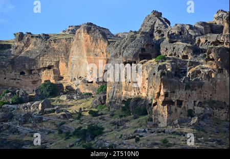 Les grottes de Hasuni, situées à Silvan, en Turquie, datent de l'époque antique. Banque D'Images