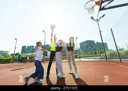 famille jouant au basketball sur le terrain Banque D'Images