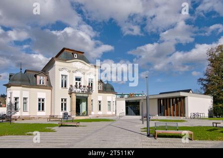 Reconstruction de la bibliothèque publique de Roznov pod Radhostem en république tchèque. Combinaison d'architecture moderne et classique. Banque D'Images