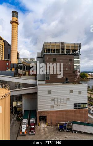 St Paul, MN - 14 octobre 2023 : usine de chauffage et de refroidissement de biomasse de cogénération de St Paul près du fleuve Mississippi dans le Minnesota Banque D'Images