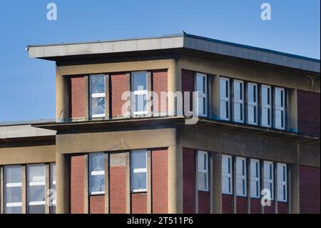 Ancien bâtiment d'usine en briques orange dans la zone industrielle dans une petite ville en république tchèque. Fond de ciel bleu. Banque D'Images