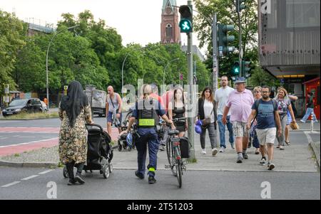 Fußgängerampel, Straßenszene, Müllerstraße, mariage, Mitte, Berlin, Deutschland *** Légende locale ***, Berlin, Deutschland *** feu de circulation piéton, scène de rue, Müllerstraße, mariage, Mitte, Berlin, Allemagne Légende locale, Berlin, Allemagne crédit : Imago/Alamy Live News Banque D'Images