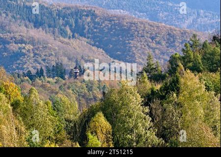 Tour d'observation de Jurkovič au milieu du feuillage d'automne. Tour de guet située dans le Musée Valachien en plein air, Roznov pod Radhostem. Banque D'Images