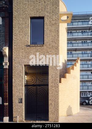 Entrée à l'unité résidentielle à l'étage supérieur. The Hoxton Mule - Ivy Street, Londres, Royaume-Uni. Architecte : Sam Jacob Studio, 2022. Banque D'Images