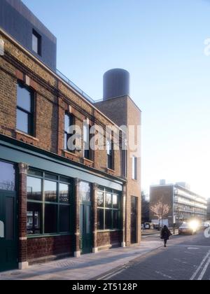 Perspective contextuelle le long de la terrasse. The Hoxton Mule - Ivy Street, Londres, Royaume-Uni. Architecte : Sam Jacob Studio, 2022. Banque D'Images