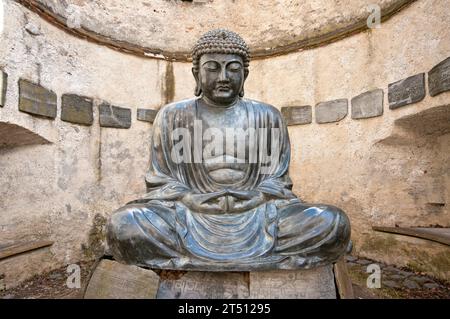 Statue de Bouddha dans la position de fleur de lotus (Padmasana), Messner Mountain Museum Ripa, Château de Brunico, Brunico (Bruneck), Trentin-Haut-Adige, Italie Banque D'Images