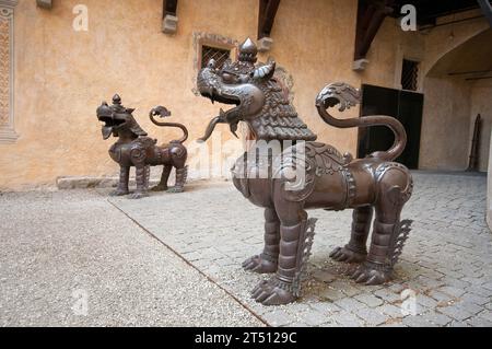 Statues de lions du Népal dans la cour du château de Brunico, maison du Messner Mountain Museum Ripa, Brunico (Bruneck), Trentin-Haut-Adige, Italie Banque D'Images