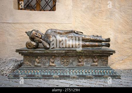 Statue de Bouddha endormi dans la cour du château de Brunico, maison du Musée de la montagne Messner Ripa, Brunico (Bruneck), Trentin-Haut-Adige, Italie Banque D'Images