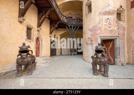 Statues de lions du Népal dans la cour du château de Brunico, maison du Messner Mountain Museum Ripa, Brunico (Bruneck), Trentin-Haut-Adige, Italie Banque D'Images