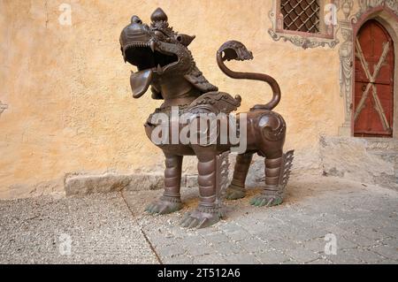 Statue de lion du Népal dans la cour du château de Brunico, maison du Messner Mountain Museum Ripa, Brunico (Bruneck), Trentin-Haut-Adige, Italie Banque D'Images