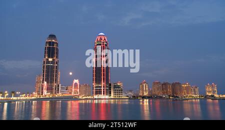 Pearl, Qatar- 01 novembre 2023 : pont Gewan à l'entrée du quartier résidentiel Pearl.The Pearl Qatar est une île artificielle près du prestigieux W de Doha Banque D'Images