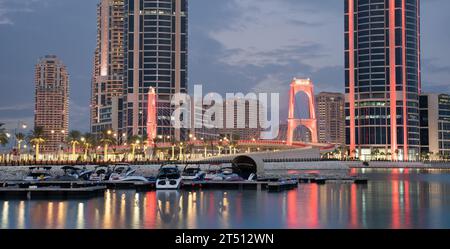 Pearl, Qatar- 01 novembre 2023 : pont Gewan à l'entrée du quartier résidentiel Pearl.The Pearl Qatar est une île artificielle près du prestigieux W de Doha Banque D'Images