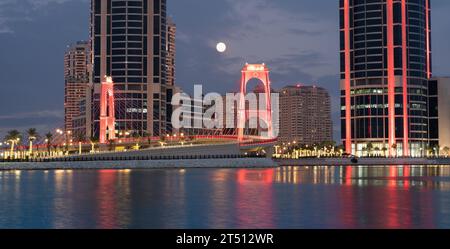 Pearl, Qatar- 01 novembre 2023 : pont Gewan à l'entrée du quartier résidentiel Pearl.The Pearl Qatar est une île artificielle près du prestigieux W de Doha Banque D'Images