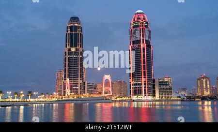 Pearl, Qatar- 01 novembre 2023 : pont Gewan à l'entrée du quartier résidentiel Pearl.The Pearl Qatar est une île artificielle près du prestigieux W de Doha Banque D'Images