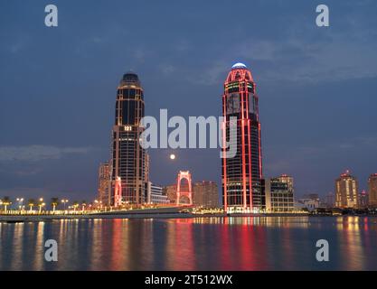 Pearl, Qatar- 01 novembre 2023 : pont Gewan à l'entrée du quartier résidentiel Pearl.The Pearl Qatar est une île artificielle près du prestigieux W de Doha Banque D'Images