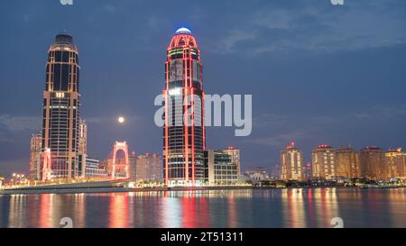 Pearl, Qatar- 01 novembre 2023 : pont Gewan à l'entrée du quartier résidentiel Pearl.The Pearl Qatar est une île artificielle près du prestigieux W de Doha Banque D'Images