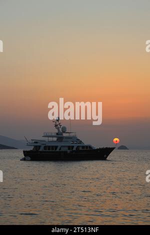 Bodrum, Turquie. 23 octobre 2023 : coucher du soleil et voilier. Turgutreis, Bodrum. Banque D'Images