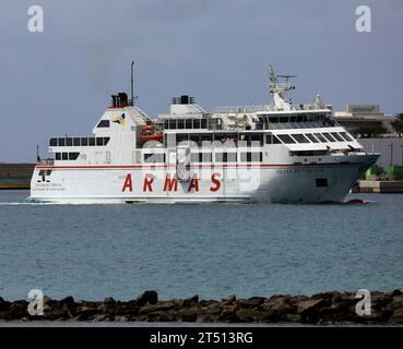 ARMAS passagers et car ferry, volcan de Tindaya, à Playa Blanca Harbour, Lanzarote. Prise en mars 2023 Banque D'Images