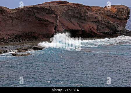 Vagues qui s'écrasent contre les falaises colorées de Las Coloradas, Lanzarote. Prise en mars 2023 Banque D'Images