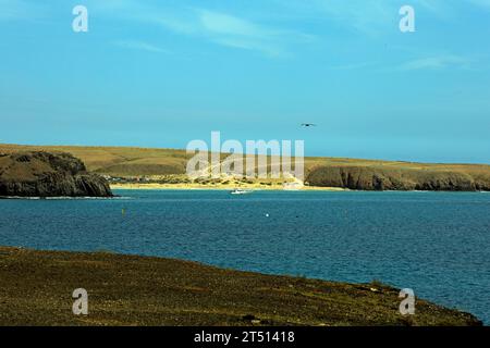 Vue sur la baie Papagayo péninsule, Playa Mujeres, de Las Coloradas sur le sentier côtier, Lanzarote. Prise en mars 2023 Banque D'Images