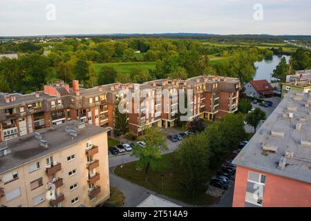 Une vue aérienne sur les toits résidentiels de Karlovac, au sud du centre historique, en Croatie centrale. En regardant vers la rivière Korana Banque D'Images