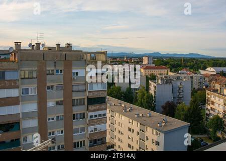 Une vue aérienne sur un quartier résidentiel de Karlovac, au sud du centre historique, en Croatie centrale Banque D'Images