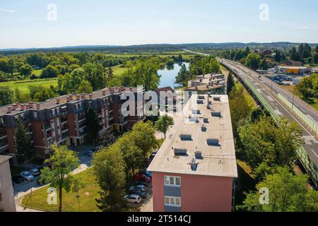 Une vue aérienne sur les toits résidentiels de Karlovac en Croatie centrale. En regardant vers la rivière Korana, avec l'autoroute D1 sur la droite Banque D'Images