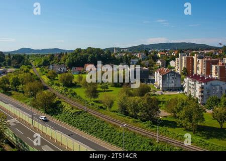 Une vue aérienne sur un quartier résidentiel de Karlovac en Croatie centrale. L'autoroute D1 et la ligne de chemin de fer de la ville sont au premier plan Banque D'Images