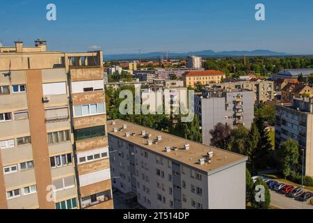 Une vue aérienne sur un quartier résidentiel de Karlovac, au sud du centre historique, en Croatie centrale Banque D'Images