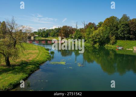 Le pont Pjesacki Pontonski MOST enjambe la rivière Kosana en traversant Karlovac, dans le centre de la Croatie. Début septembre Banque D'Images