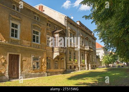 Bâtiments résidentiels historiques sur Franjo Trudan Promenade, également appelé Setaliste dr Franje Tudmana, dans le centre historique de Karlovac, Croatie centrale Banque D'Images